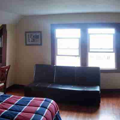 Vintage Island Home 2 Blocks From Town. 4 Bdrs, 2 Kitchens, 3 Bath. Can Sleep 14 Rooms