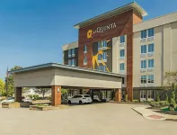 La Quinta Inn & Suites by Wyndham Cleveland Airport West Hotels in North Olmsted