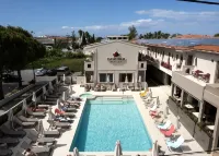 Canadian Hotel - Pools