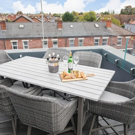 Elliot Oliver - Stunning Three Bedroom Penthouse with Large Terrace & Parking