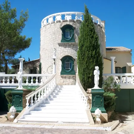 Villa with Pool in Provence -Villa Romantique Sleeps up to 12+4 in Optional Gite