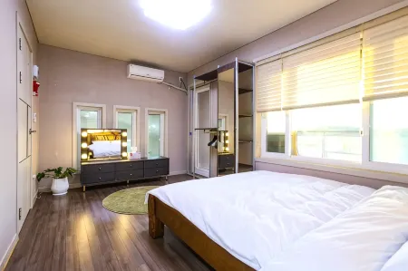 Gyeongju Hwawon Stage Pool Villa Отели в г. Кенджу