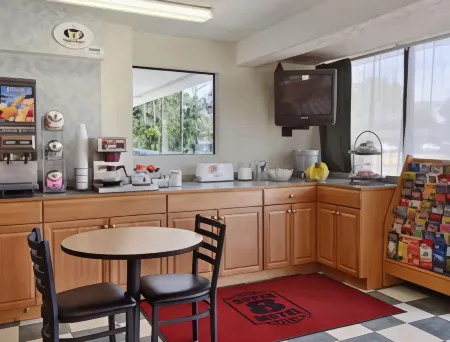 Americas Best Value Inn Tucker Отели рядом с достопримечательностью «Stone Mountain Covered Bridge»