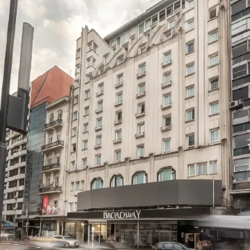 Broadway Hotel & Suites Отели рядом с достопримечательностью «Театр «Колон»»