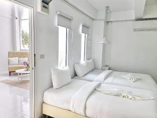 De'White Hotel - parcheggio