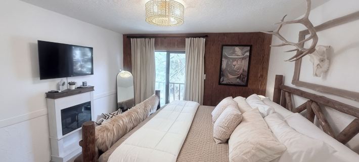 Cozy 2/2.5 Condo-Close to Lifts-Walk or Ride Shuttle Route-WiFi-Family Friendly Hotels in Angel Fire