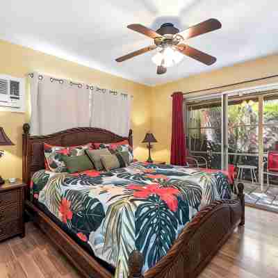 2Br Kona Shores Condo with AC, WiFi, Lanai, Oceanfront Pool Rooms