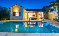 Spacious Villa for 6 with Private Pool & Large Garden, 400m from the Beach - فلل