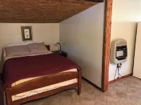 Little White Cabin by the river, fishing trails, kayaking, near State Park lake