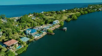 Ophelia's Villa: Waterfront Luxury with Private Pool Hotels in 