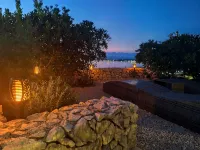 Quiet 79m2 Apartment by the Sea with Garden and Communal Pool - 民宿