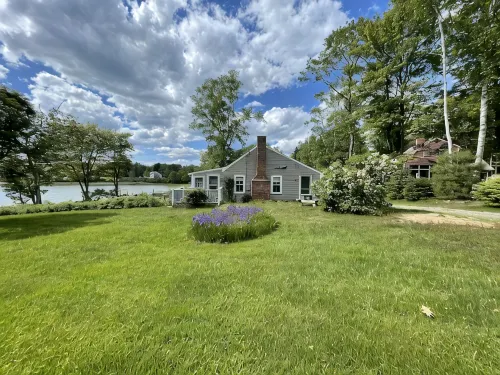 Quaint Retro Ash Cove Cottage - Country Houses