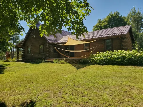 3 BR Cabin on 80 Acres with Hiking, ATV, Horse Trails WiFi, AC, Fishing Pond - Chalets