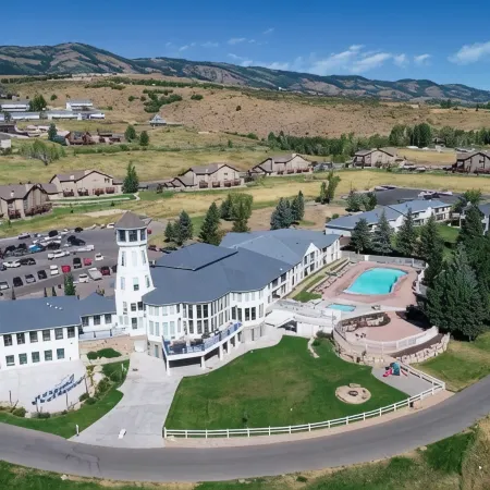 Harbor Village with resort amenities & unobstructed lake views (lake 3 min walk)