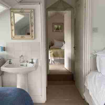 Chapel Cottage, spacious light and airy cottage in the Cotswolds AONB Rooms