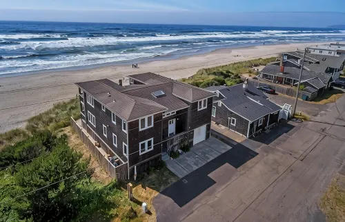 Amazing Oceanfront Home -Two Master Suites! - 비치