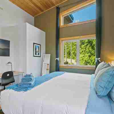 Panoramic Rainforest & Ocean Views, Fire Pit & EV Plug in Ucluelet Rooms