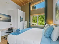 Panoramic Rainforest & Ocean Views, Fire Pit & EV Plug in Ucluelet Hotels in Ucluelet