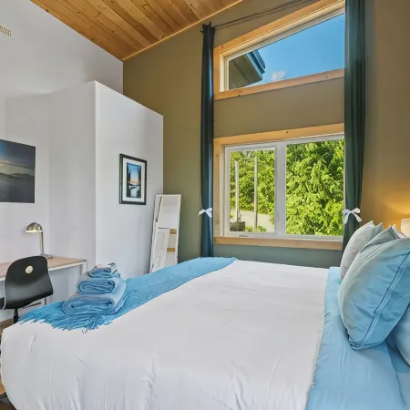 Panoramic Rainforest & Ocean Views, Fire Pit & EV Plug in Ucluelet