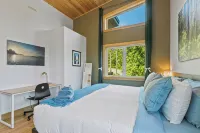 Panoramic Rainforest & Ocean Views, Fire Pit & EV Plug in Ucluelet