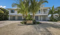 New Beach House! Hot Tub and Heated Pool!