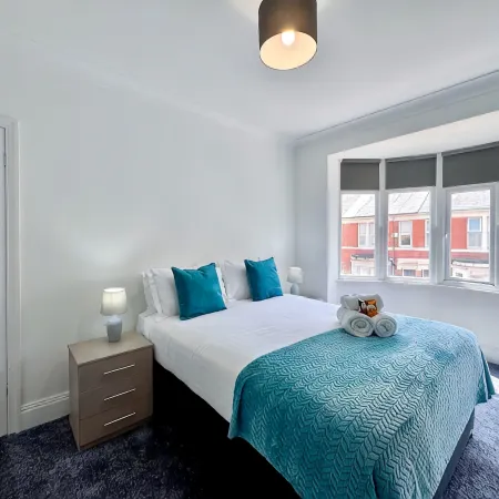 Brandon Grove Stay | Sleeps 6 by Week2Week