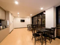 Z SLEEP HOTEL : โรงแรมซี สลีป โรงแรมใกล้สนามกอล์ฟเรดเมาน์เทนไดรฟ์วิงเรนจ์