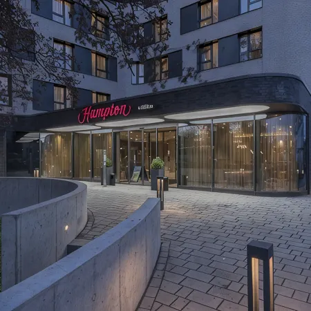 Hampton by Hilton Frankfurt Airport Отели рядом с достопримечательностью «Офисный комплекс Squaire»