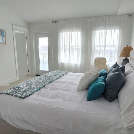 Luxury Mountain Retreat | Beautiful Zen Interiors | Minutes to Transit Отели в г. Кокуитлам
