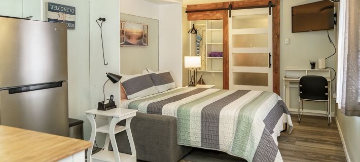 Beach Bum Hideaway - Cozy studio condo with full kitchen. 400 ft to the beach! 햄프턴 비치 호텔