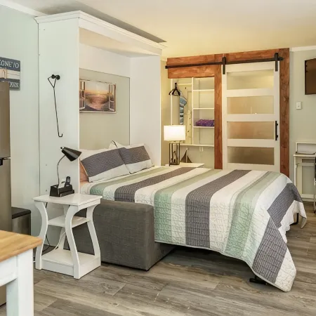Beach Bum Hideaway - Cozy studio condo with full kitchen. 400 ft to the beach!