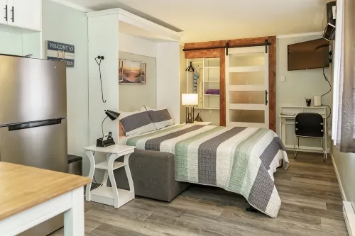 Beach Bum Hideaway - Cozy studio condo with full kitchen. 400 ft to the beach! - Bungalows
