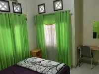 Cloverleaf Homestay Hotels in Bontang