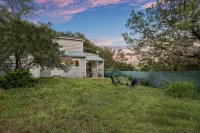 Belaire Lake Retreat, Cozy 2BR with Firepit & Kayaks