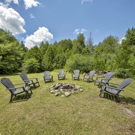 Luxury Blue Chalet with Hottub and Sauna 7000sqf of living space. Eco Friendly