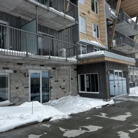 Ski-in Penthouse Condo at the base of Mont-Ste-Anne Отели в г. Бопре