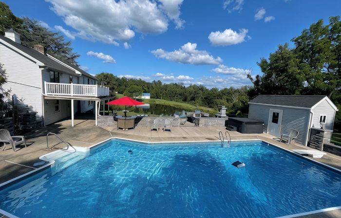 Spacious 5-bedroom house in nice Winfield with WiFi, Pool and Hot tub