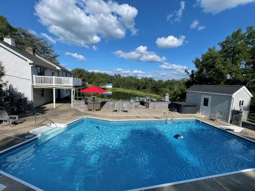 Spacious 5-bedroom house in nice Winfield with WiFi, Pool and Hot tub