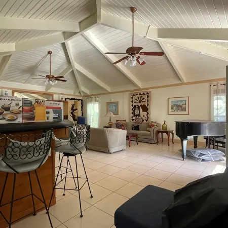 2Br near Coral Beach- Coconut Villa, hear the waves and relax!