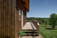 The Rustic Retreat: Elegant cabin with WiFi & AC in an enchanting location!