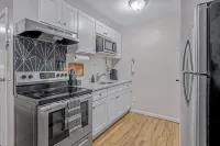 Private Apartment on River Ave. close to main st - Apartments