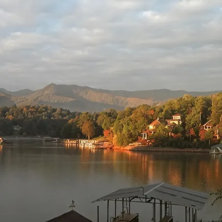 LAKEFRONT TOWN HOME IN DOWNTOWN HIAWASSEE