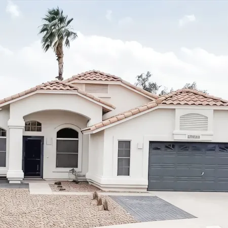 New! Peaceful, clean, heated pool, lake 2 blocks, outdoor bed swing