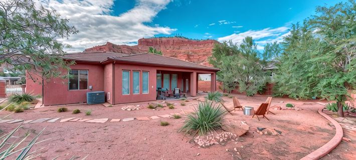 Private hot tub! Pool/Spa! 2 King Beds! Bunk Room! Sleeps 10! Pickleball! Gym! Hotels in Kanab