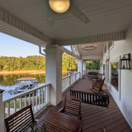 900ft of water frontage: Private Spacious Luxury Waterfront Point @ Smith Lake!