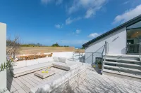 Stunning 5 Bedroom Holiday Home, with Amazing Sea Views, Garden and Parking - balcony