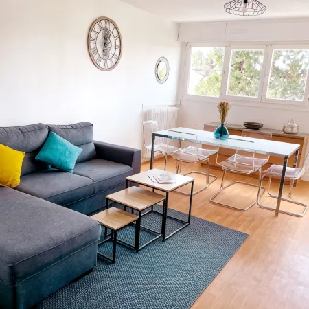 Apartment with Balcony, 4 bedrooms, space & comfort, Centre Gare