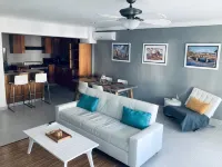 Beautiful 2 bedroom unit, free wifi, pool 3 minutes walk from beach - 2 ดาว