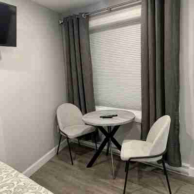 This cozy studio apartment has an ideal location in the heart of downtown. Others