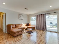 4 bedroom house with a pool Hotels in Reseda